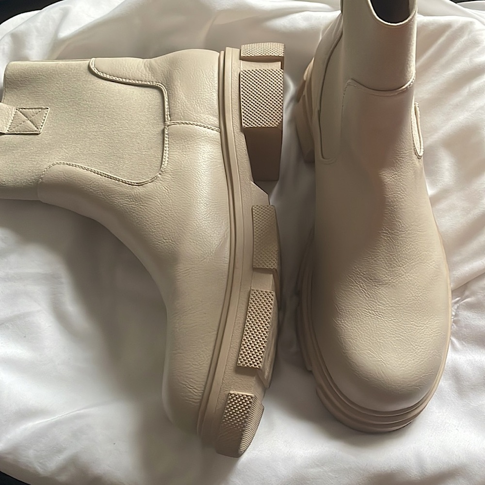 Tan boots - Picture 4 of 4